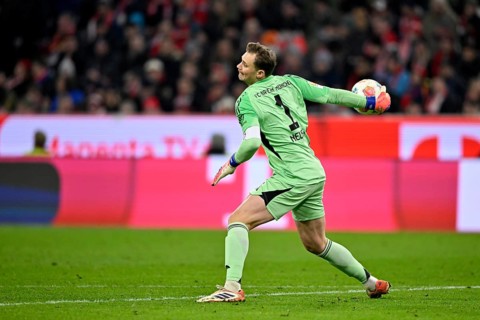 Goalkeeper Manuel Neuer FC Bayern Munich FCB (01) action throw off Allianz Arena, Munich, Bayern,
