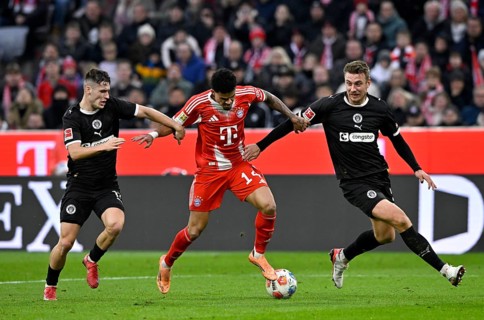 Duel, action Luis Diaz FC Bayern Munich FCB (14) (center) against Hauke Wahl FC St. Pauli (05)