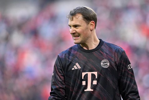 Warm-up training goalkeeper Manuel Neuer FC Bayern Munich FCB (01) portrait with moustache, Allianz