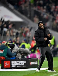 Coach coach Vincent Kompany FC Bayern Munich FCB on the sidelines goal cheering gesture gesture TV