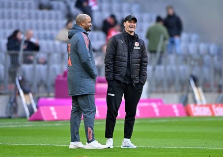 Coach coach Vincent Kompany FC Bayern Munich FCB talking to coach coach Alexander Blessin FC St.