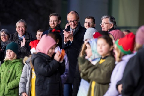 Friedrich Merz (CDU, Federal Chancellor of the Federal Republic of Germany) behind the Vocal Hero