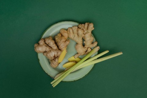 Ginger tubers and lemongrass on plate, Zingiber officinale, Cymbopogon citratus