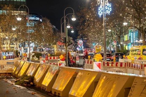 Rampage barriers, vehicle barriers, at the Christmas market on Breitscheidplatz, at the Memorial