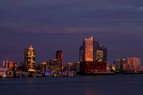 View over the Norderelbe to Elbe Philharmonic Hall, Elphie, Columbus House, Hafencity,