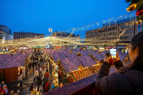 Pre-Christmas time, visitors to de, Christmas market in downtown Essen, on Kennedyplatz, the market