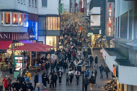 Limbecker Straße shopping street, pedestrian zone, full, lots of people shopping, Christmas lights,