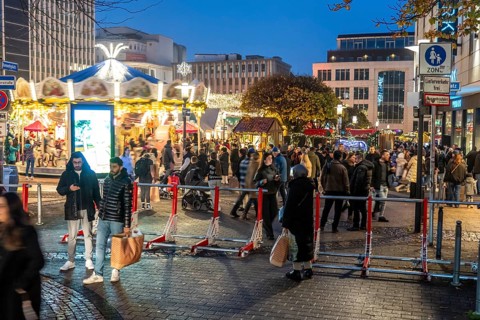 Christmas market in Essen, secured by mobile anti-terrorist lock, modular, movable barrier against