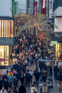 Limbecker Straße shopping street, pedestrian zone, full, lots of people shopping, Christmas lights,