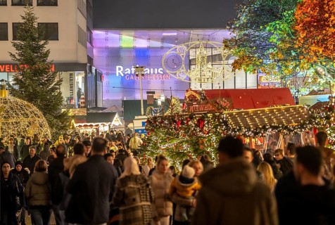 Christmas market in Essen, restaurant, in front of the town hall gallery shopping center, Porsche