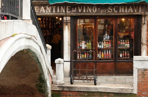 Bàcaria Al Bottegon, small pub where you drink wine or spritz and eat the cicchetti Veneziani,