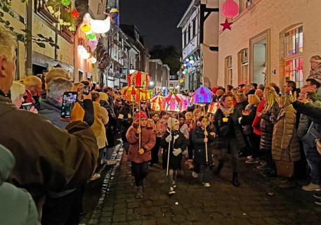 Martin procession of schoolchildren with lanterns on Alte Schulstraße in the evening, Old Town,