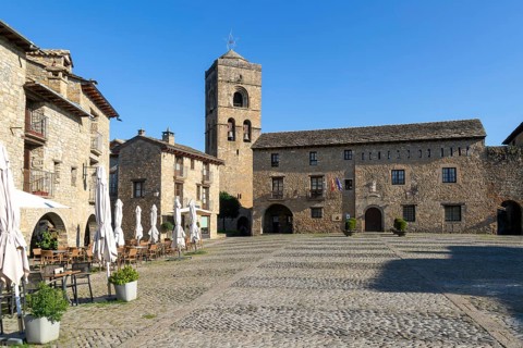 Plaza Mayor main square historic buildings medieval village of Ainsa, Aínsa-Sobrarbe, Huesca
