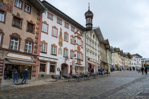 Gabelhäuser mit Lüftlmalerei in der Marktstraße, pedestrian zone, Altstadt, Bad Tölz, Upper