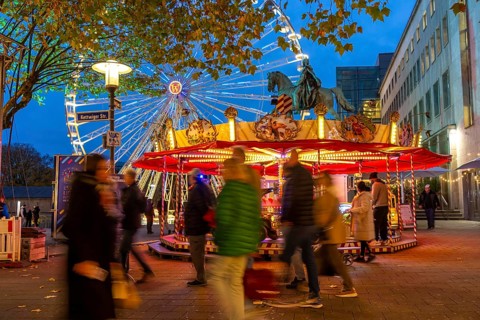 Full city center, shopping street, Kettwiger Straße pedestrian zone in Essen, first takeaways and