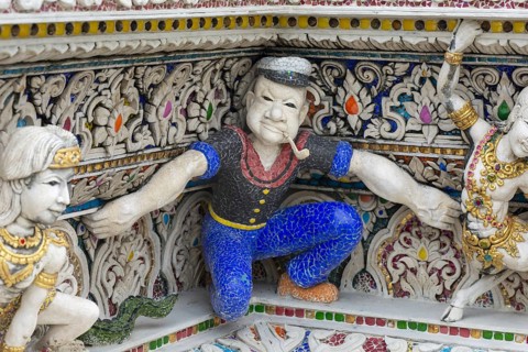 Decorative elements with pop culture references (for example comics, superheroes) in the stucco and