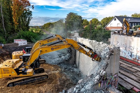 Demolition of an old road bridge, Weierstraße, then new construction of the bridge for the