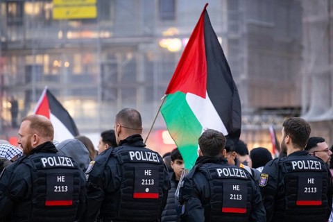 Around 1, 500 people take part in a pro-Palestine demonstration at the Hauptwache in Frankfurt am