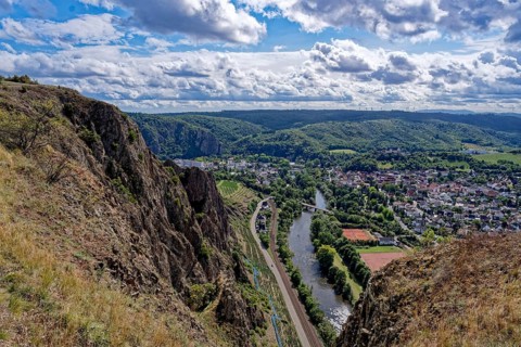 Ausblick vom Rotenfels, einer Steilwand am Naheufer im Naturpark Soonwald-Nahe, auf das Nahetal und