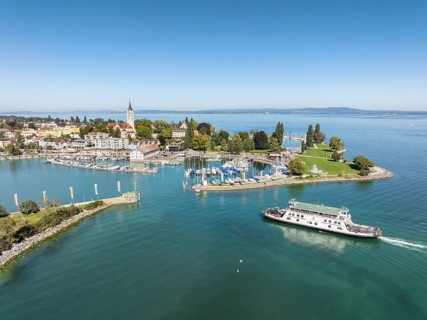 Harbour area, ferry port, marina, marina of Romanshorn with Seepark and the incoming ferry MF