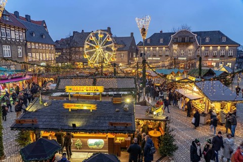Christmas market in the old town centre of Goslar at dusk, Lower Saxony, Germany