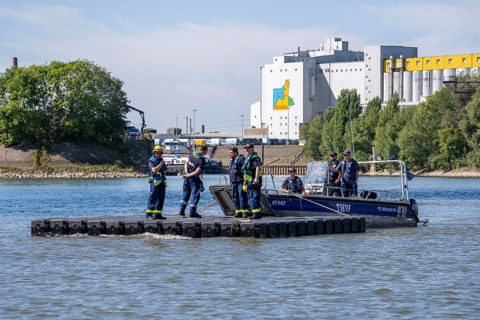 Transport of a floating platform with the jet-float system, this can be used as a work platform,