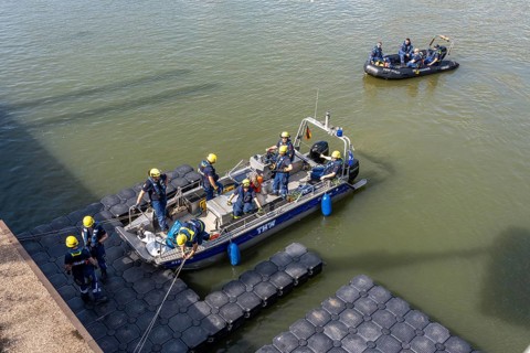 Construction of a floating platform with the jet-float system, this can be used as a work platform,