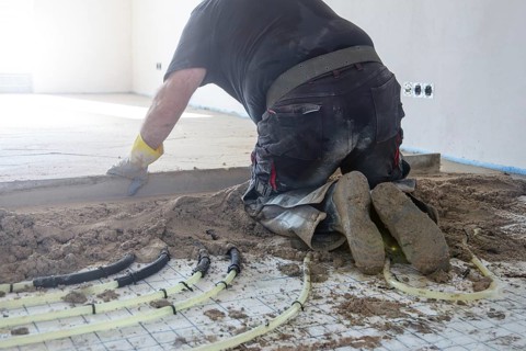 Delivery and installation of flowing screed in new buildings