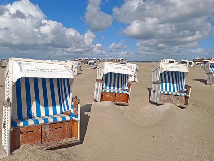 Sand drifts on the North Sea beach, blue sky, white clouds, summer, sun, sand, beach chairs, on the