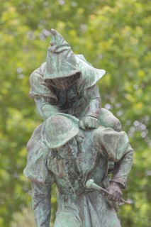 Sculpture Huckup monument by Carl Röder 1905, carrying figures on the back, modern art, bronze