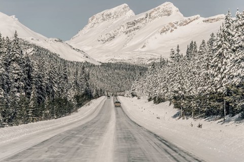 Winter road trip on the Icefields Parkway with lots of snow and ice, Banff National Park, Jasper