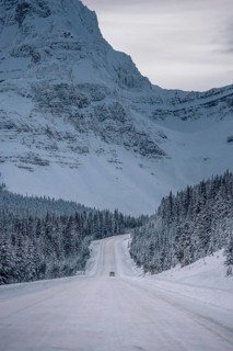 Winter road trip on the Icefields Parkway with lots of snow and ice, Banff National Park, Jasper