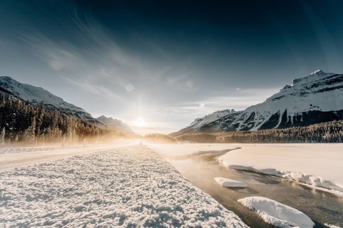 Winter road trip on the Icefields Parkway with lots of snow and ice, Banff National Park, Jasper