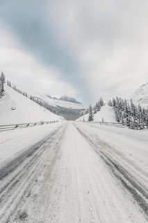 Winter road trip on the Icefields Parkway with lots of snow and ice, Banff National Park, Jasper