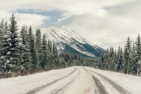 Winter road trip on the Icefields Parkway with lots of snow and ice, Banff National Park, Jasper
