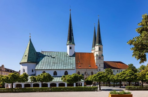 Chapel of Grace and Stiftspfarrkirche Sankt Philippus und Jakobus am Kapellplatz, place of