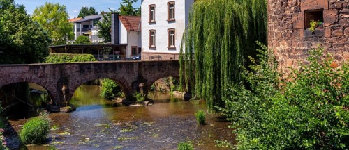 The old town centre with the town wall and the Seemenbach stream, Büdingen, Hesse, Germany