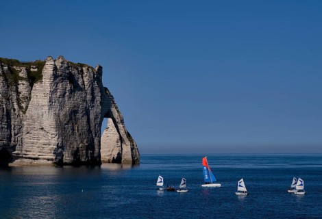 Sailing school, sailing boats, optimists, rock arch Falaise or Porte d'Aval, Étretat, sea, steep