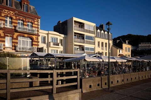 Restaurant La Grange and du Perrey, evening mood, evening, sky, blue, promenade, Étretat, Normandy,