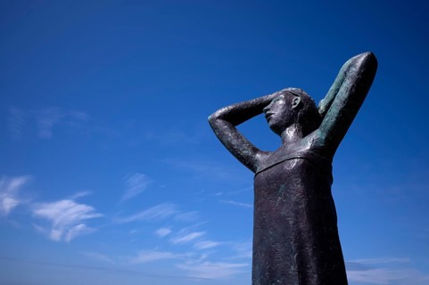 Bronze sculpture La Heure du Bain by Dominique Denry on the beach, sky, blue, Fécamp, Normandy,