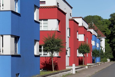Estate IItalienischer Garten from 1925, residential buildings in cubic design with blue and red