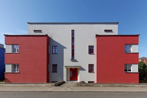 Modern flat-roofed house from 1925, cubic design with red façade, Bauhaus architecture, architect