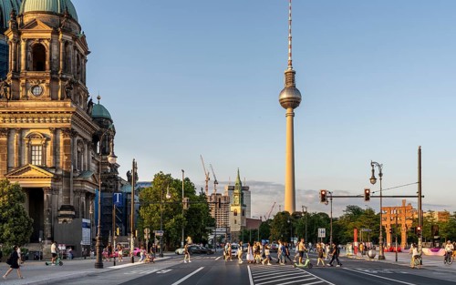 Road traffic and pedestrians on the carriageway in Berlin-Mitte, Unter den Linden, Berlin, Germany