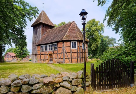 The village church of Karrenzin is a half-timbered church dating from 1721. The boarded tower on