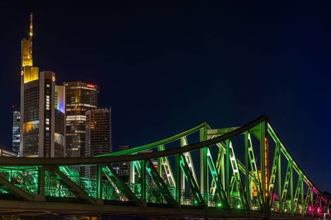 Frankfurt sets an example: The Eiserner Steg will shine in rainbow colours for Christopher Street