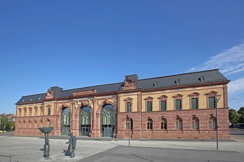 Old Post Office built in 1893 and sculpture of a woman wearing shoes, monument to the former shoe