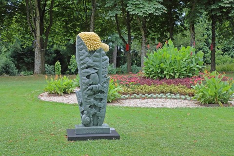 Sculpture Unkraut vergeht nicht by Joscha Bender 2025, Blickachsen 14, modern art, stele with