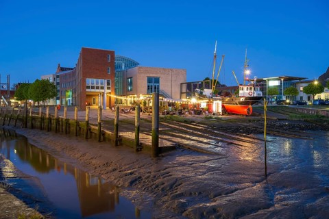 Town hall, harbour, low tide, illuminated, blue hour, Husum, North Sea, North Frisia,