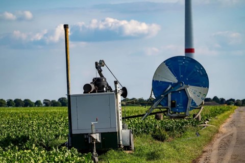 Mobile pump for artificial irrigation with a sprinkler system in a field where sugar beet is grown,