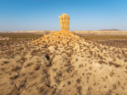 The Vingerklip (rock finger) and the Ugab Valley Terraces are surrounded by thornbush and mopane